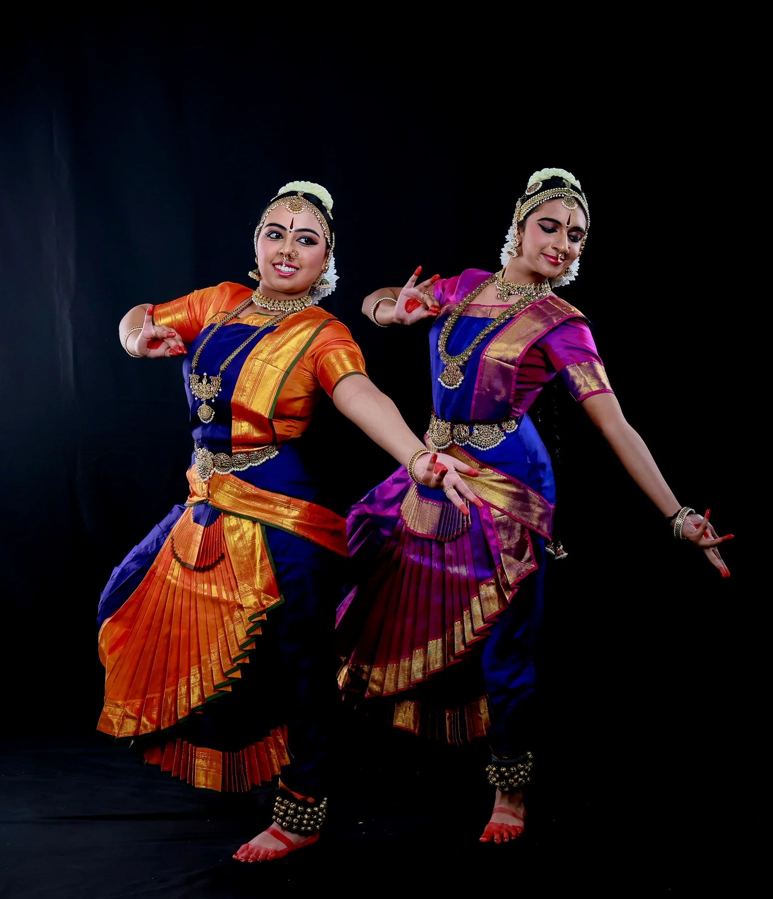 Shreya and Shriya in a synchronized nritta pose for the Kalyani Jatiswaram